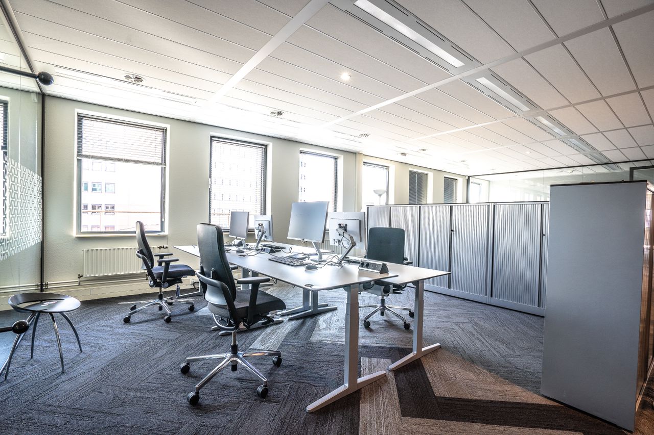 gallery-03 Bright and spacious modern office interior featuring sleek workstations and ergonomic chairs.